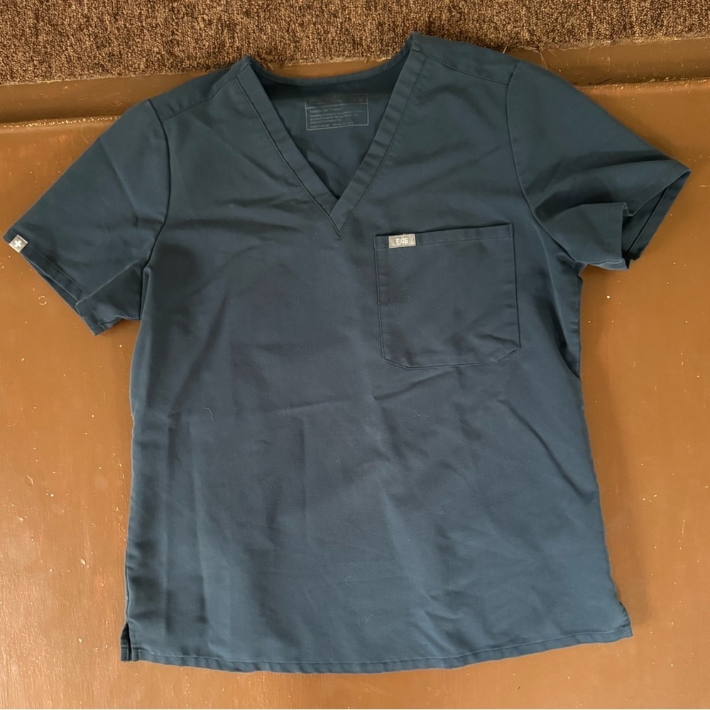 FIGS One pocket scrub top. Women’s Medium